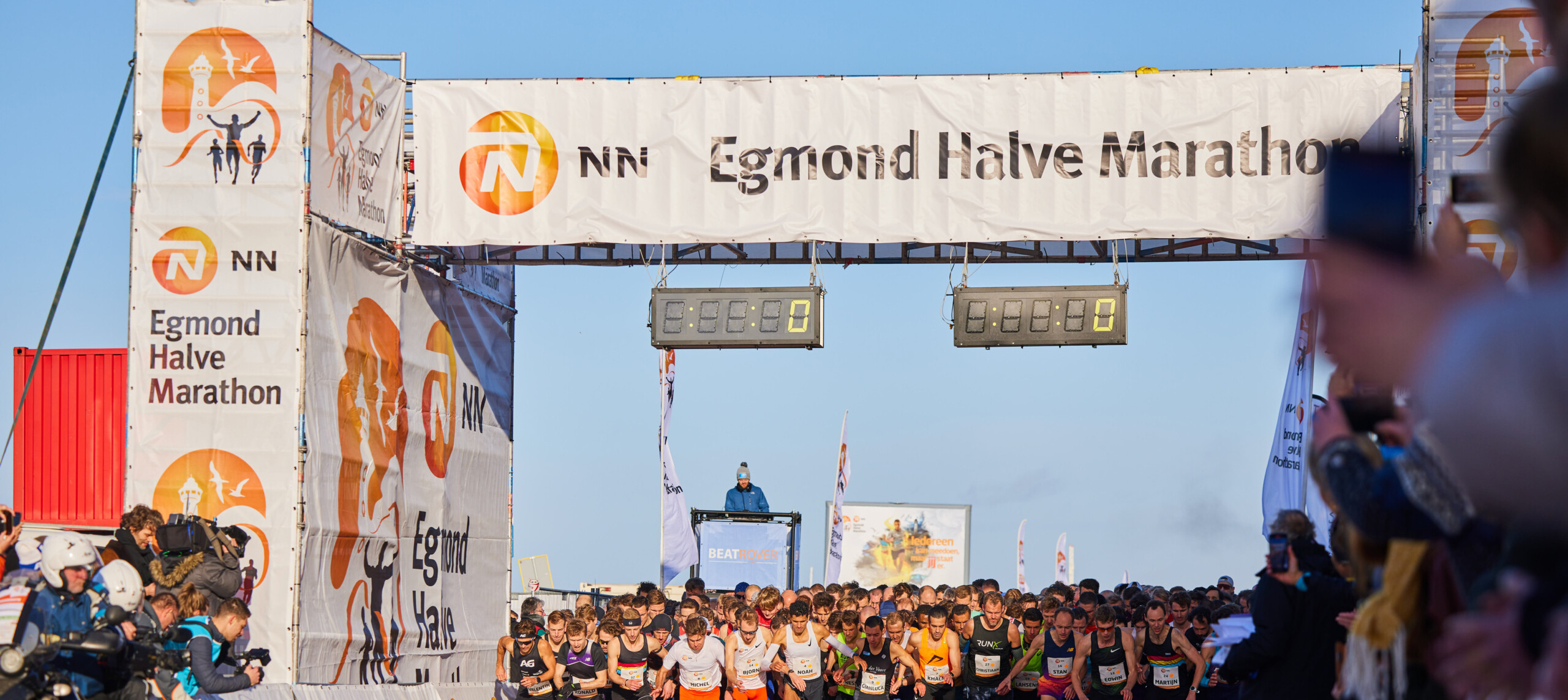 60128012nienke-brinkman-en-soufiane-bouhikhi-winnen-nn-egmond-halve-marathon2